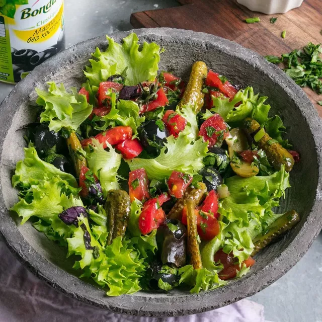 Помидор, кара зайтун жана корнишондордон тез салат