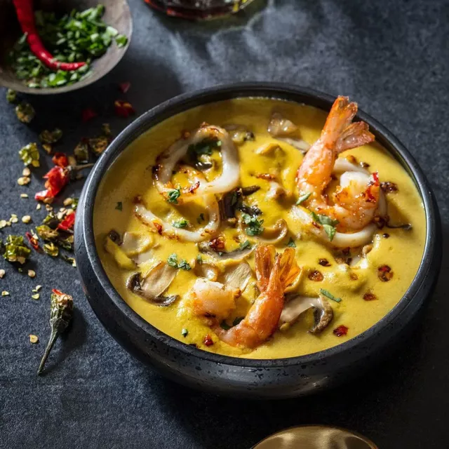 Козу карындар жана деңиз азыктары менен тай карри шорпосу