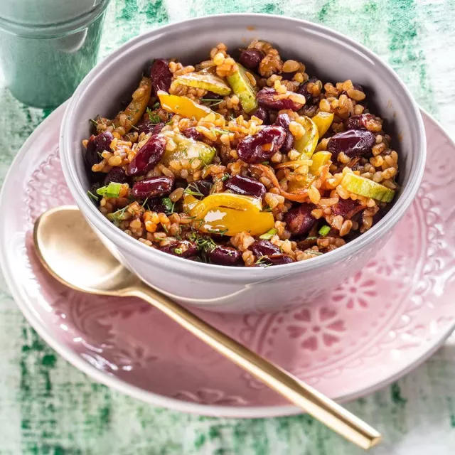 Кызыл фасоль жана жашылчалар менен булгур