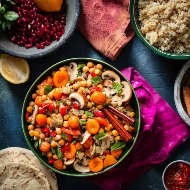 Кургатылган өрүк жана корица менен тажин